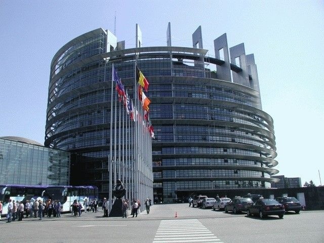 V europarlamente sedí 736