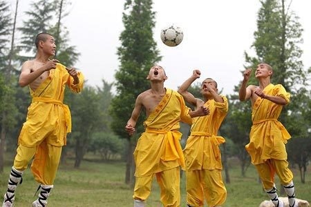 Šaolinskí mnísi predviedli futbalovú