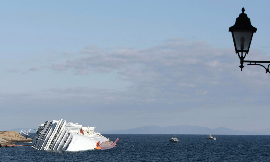 Costa Concordia sa prevrátila na bok v priebehu niekoľkých hodín