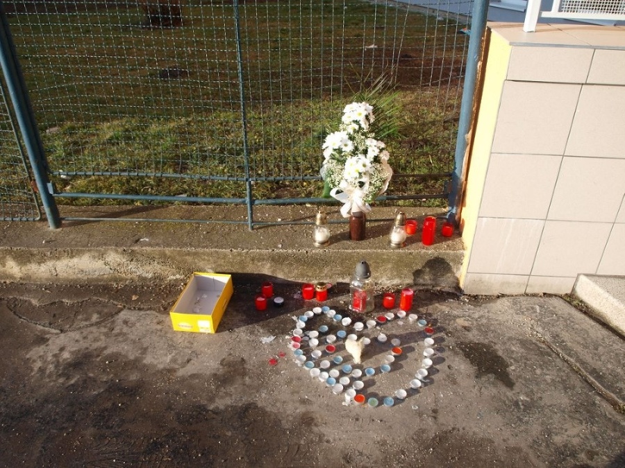 Alicka so Simonkou chodili do piatej triedy Základnej školy vo Veľkých Kostoľanoch, kde po nich zostali už len prázdne lavice a spomienka.