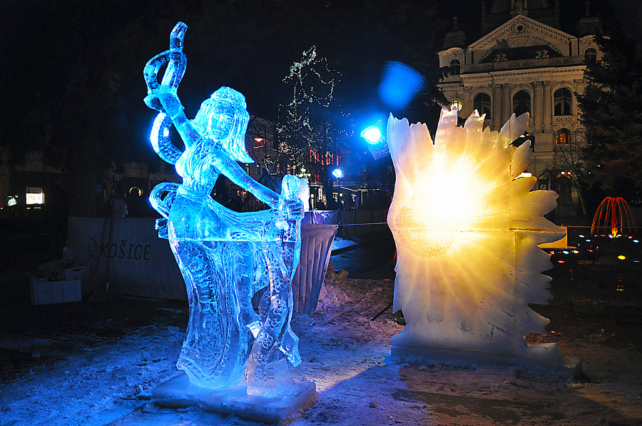 Ľadové sochy sú večer