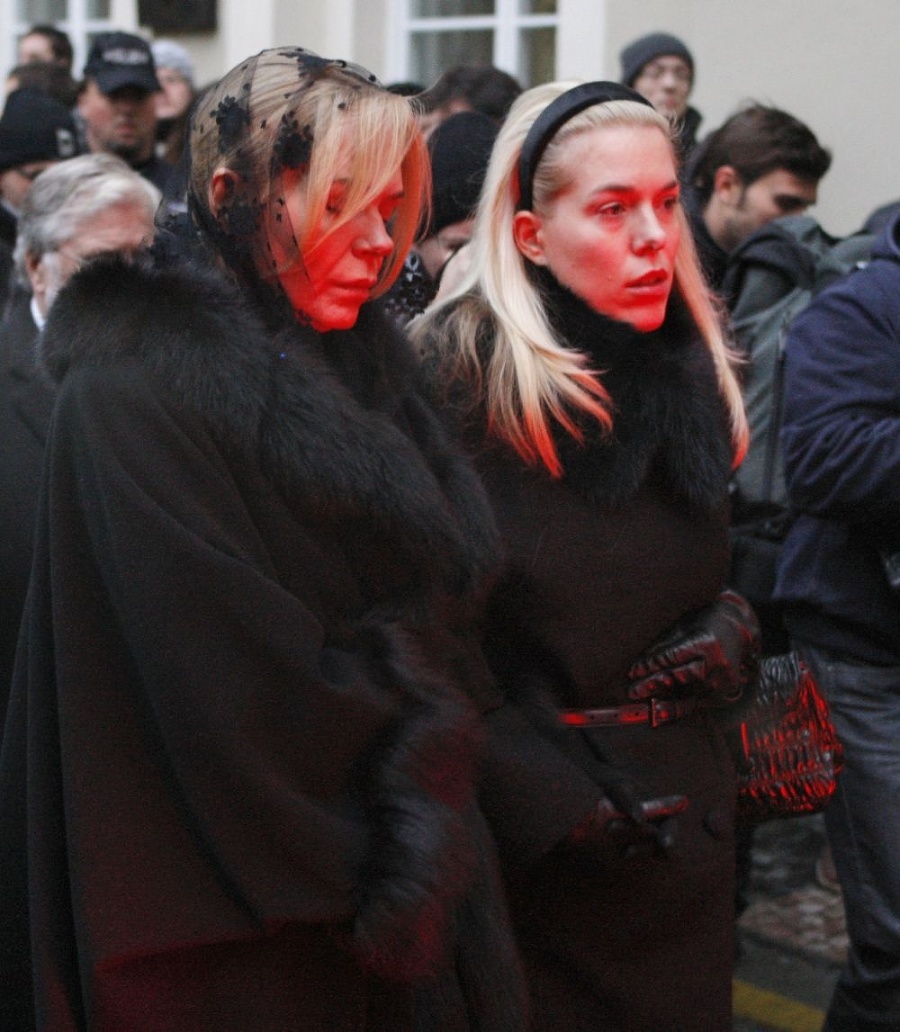 Zarmútená Dagmar Havlová (vľavo)