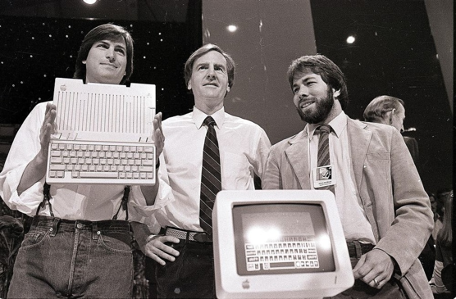 Steve Jobs (vľavo) a