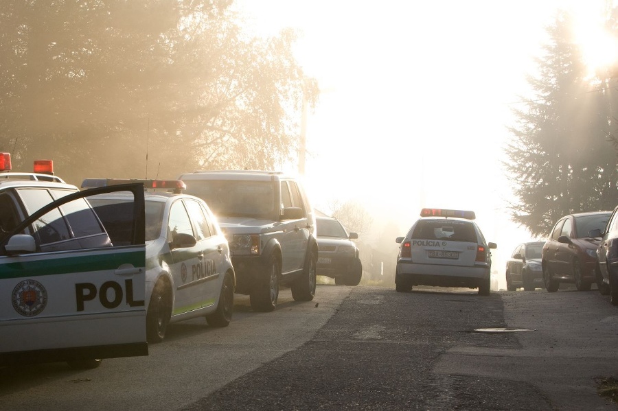 Záplava policajných áut pred Piťovým domom v Lamači. 