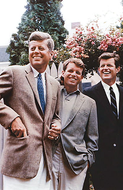 Bratia Kennedyovci. Zľava John,