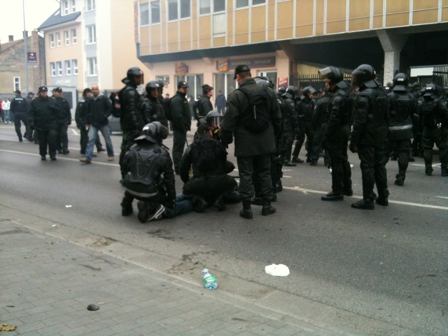 Policajti zadržali niekoľko fanúšikov.