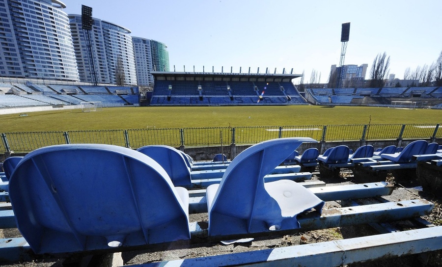 Futbalový štadión Tehelné pole sa rozpadá. Z reprezentačného stánku zostala ruina.