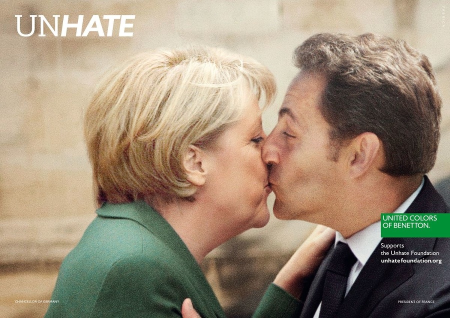 Sarkozy bozkáva nemeckú kancelárku