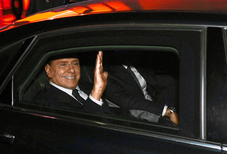 Silvio Berlusconi sa definitívne