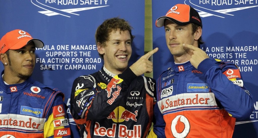 Sebastian Vettel (v strede)