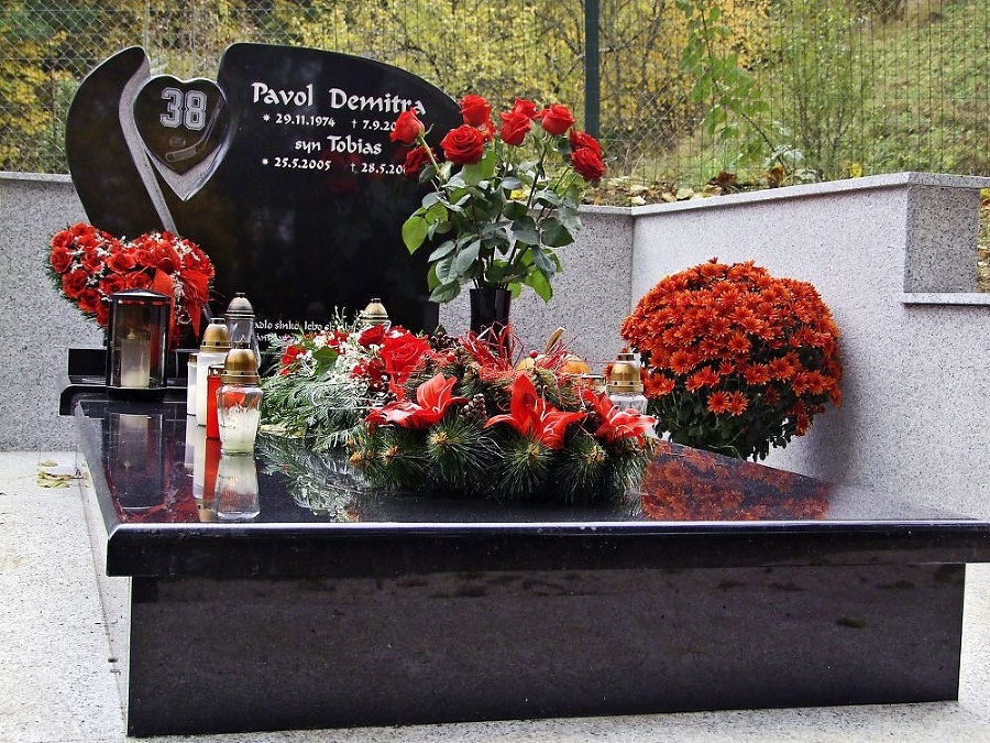 Na pomníku Pavla Demitru