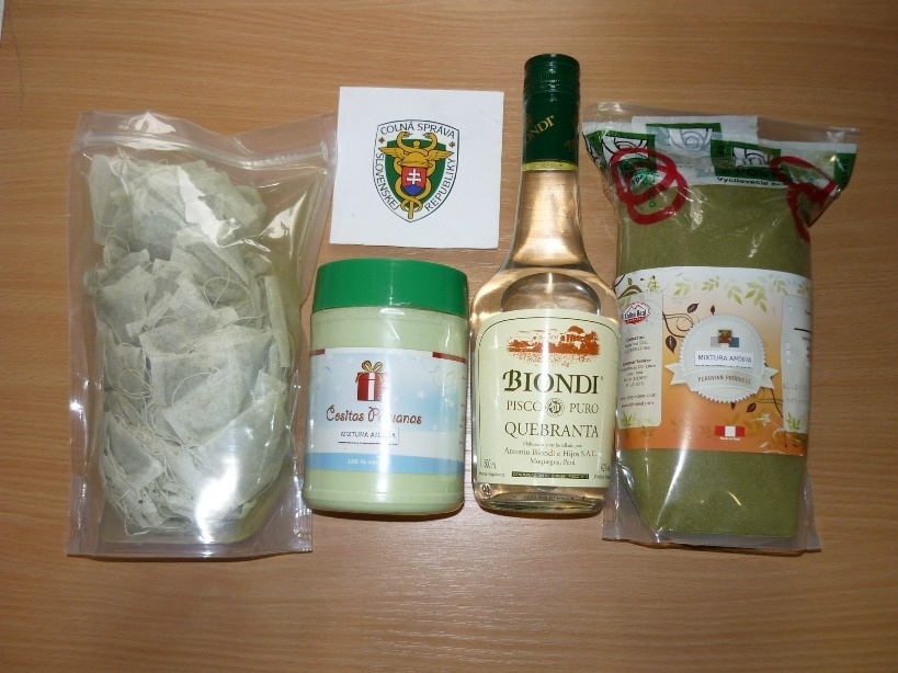 Colníci objavili v čajových vrecúškach sušenú drť koka listov.