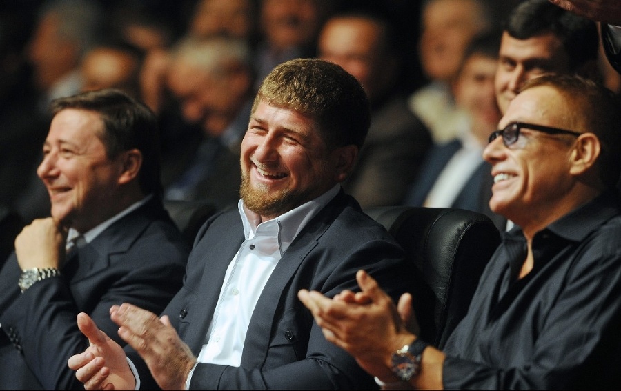Ramzan Kadyrov (v strede)
