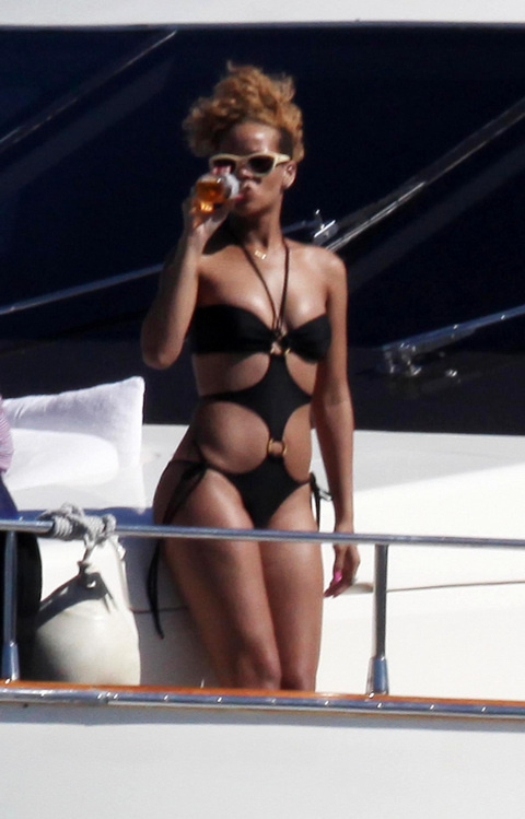 Rihanna na pláži v