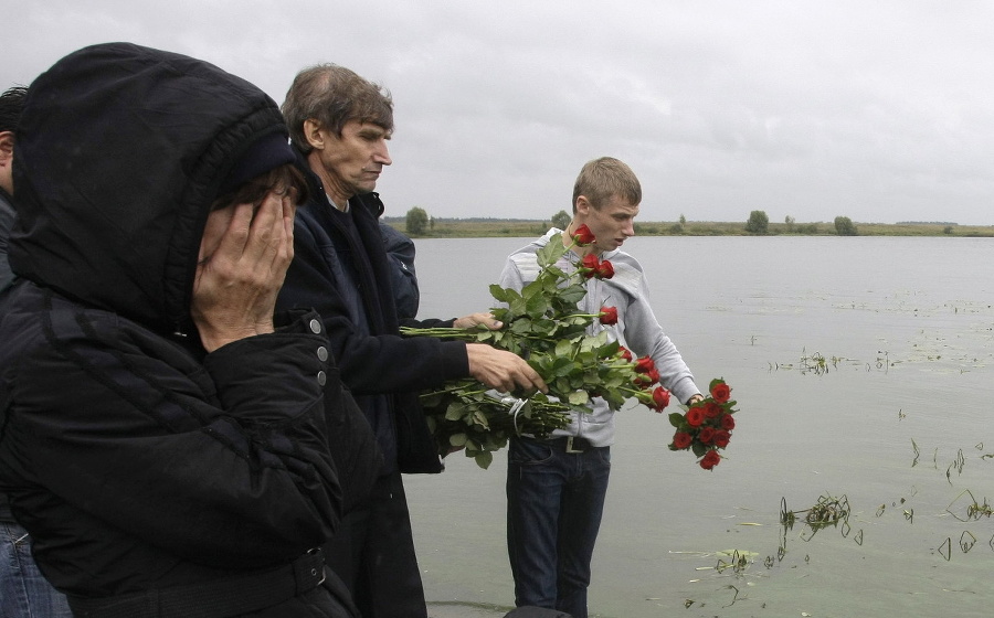 Ľudia vyjadrujú svoju sústrasť