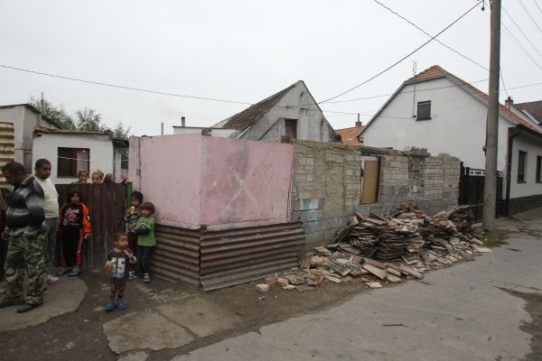 Neprispôsobiví Rómovia obliehajú dom