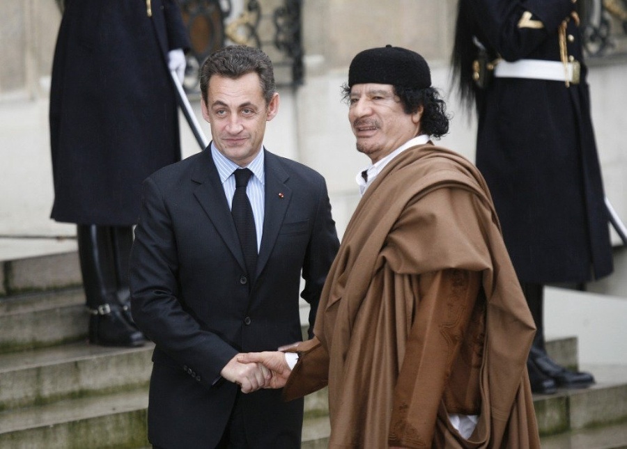 Kaddáfí s francúzskym prezidentom Nicolasom Sarkozym.