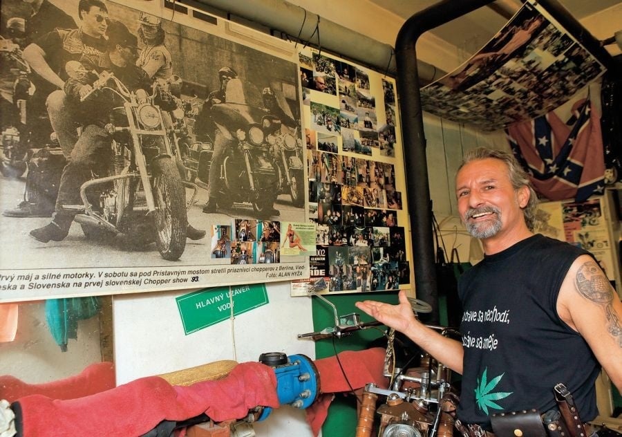 Historická fotografia. Zraz motorkárov