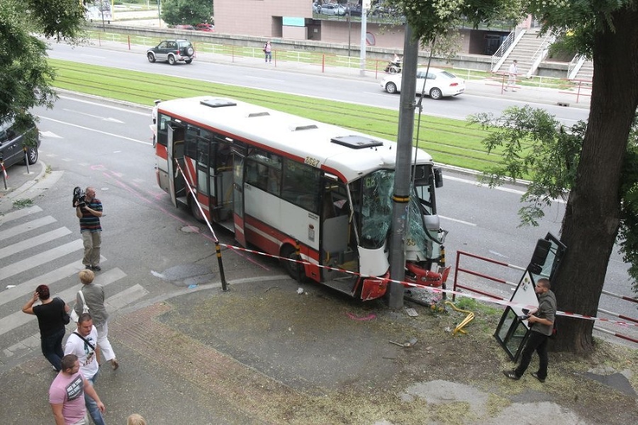 Bratislavský autobus MHD narazil