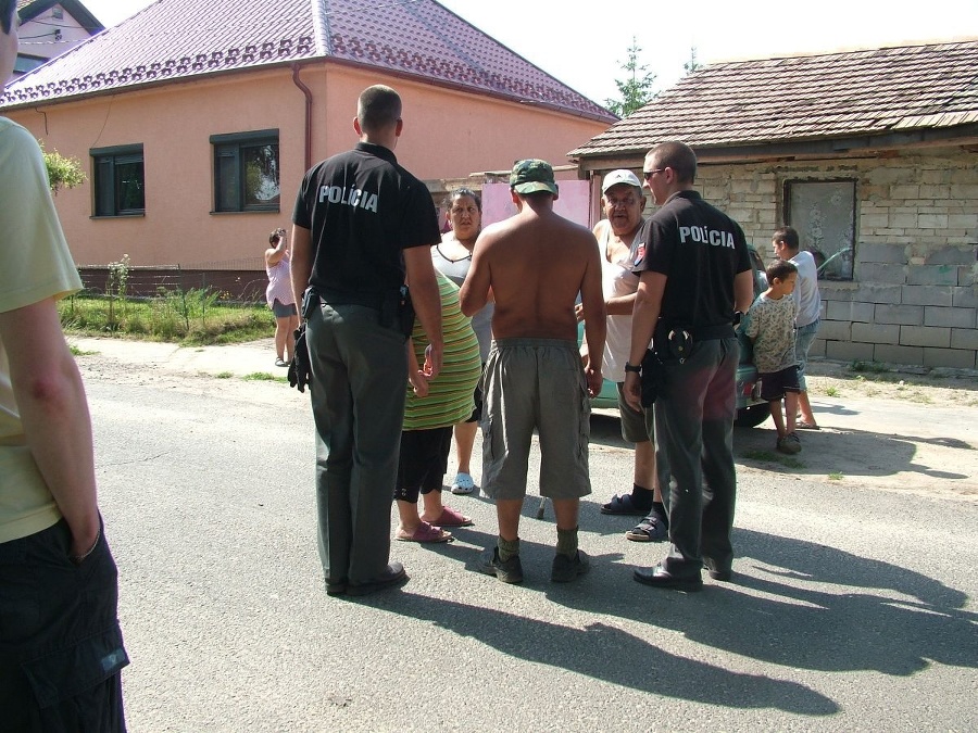Situáciu museli upokojovať aj policajti, ktorí na ulici hliadkujú.
