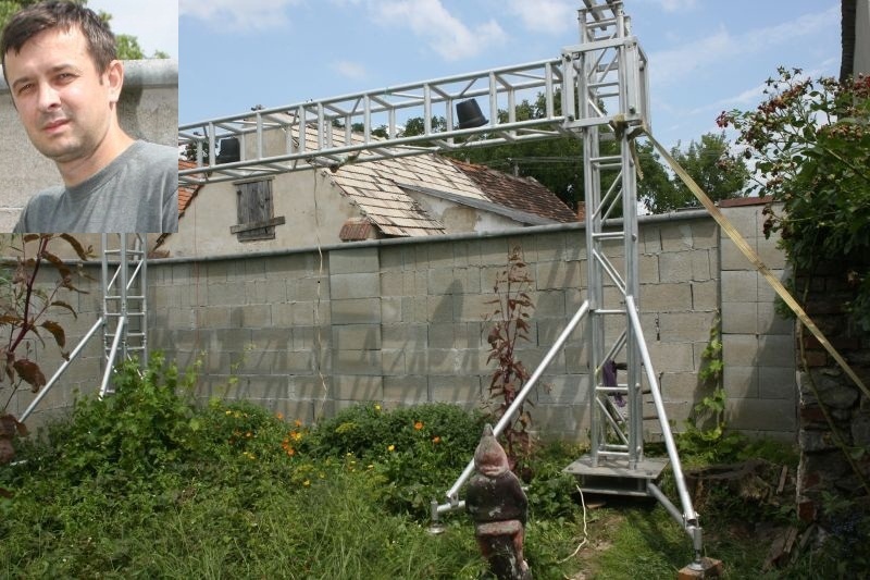 Oskar Dobrovodský (40) je zo situácie zúfalý. Zariadenie vysiela  špeciálne vlny, ktoré majú odplašiť  potkany z dvora.