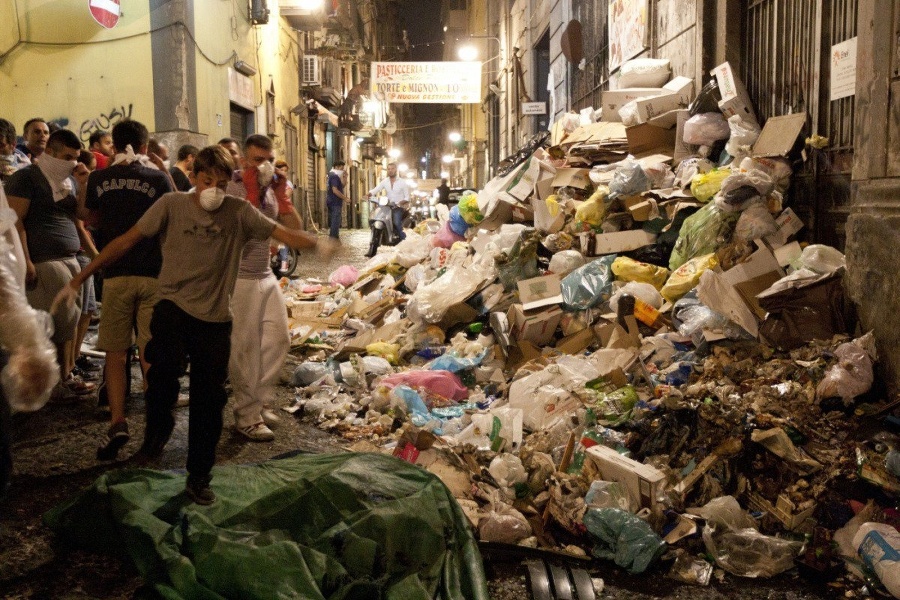 Ulice Neapola sú pokryté