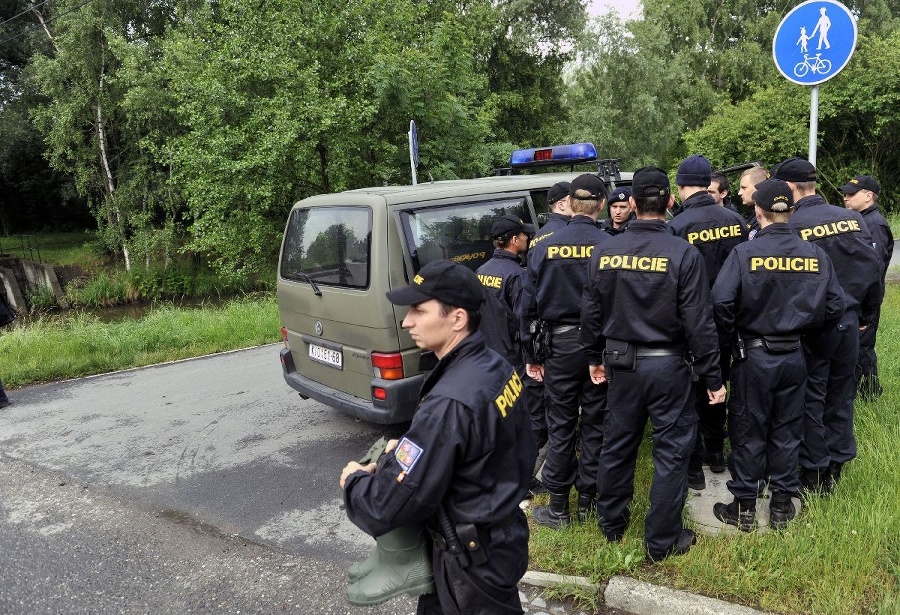 Policajti hľadali telo žiaka,