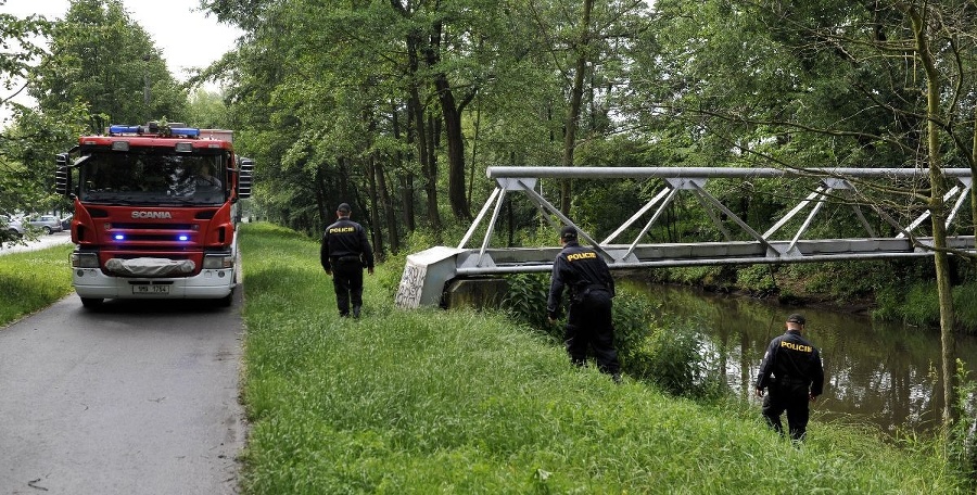 Policajti hľadali telo žiaka,