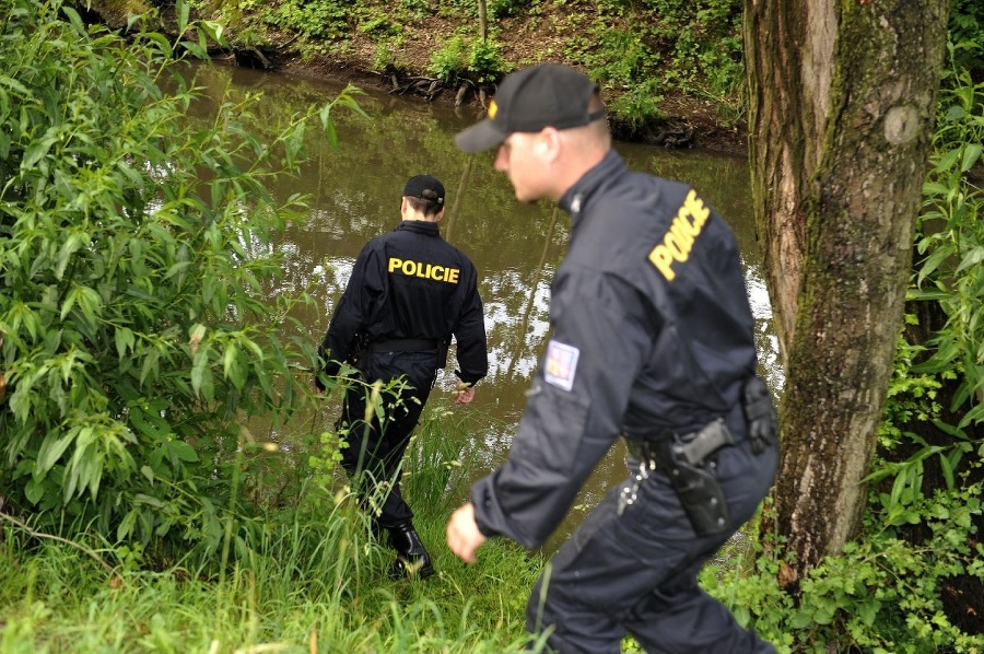 Policajti hľadali telo žiaka,