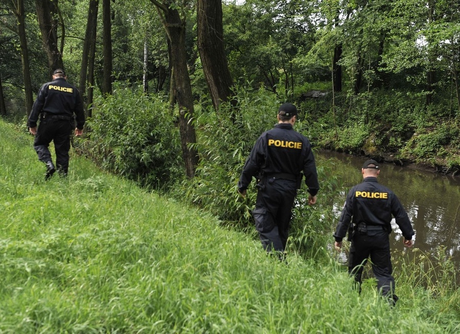 Policajti hľadali telo žiaka,