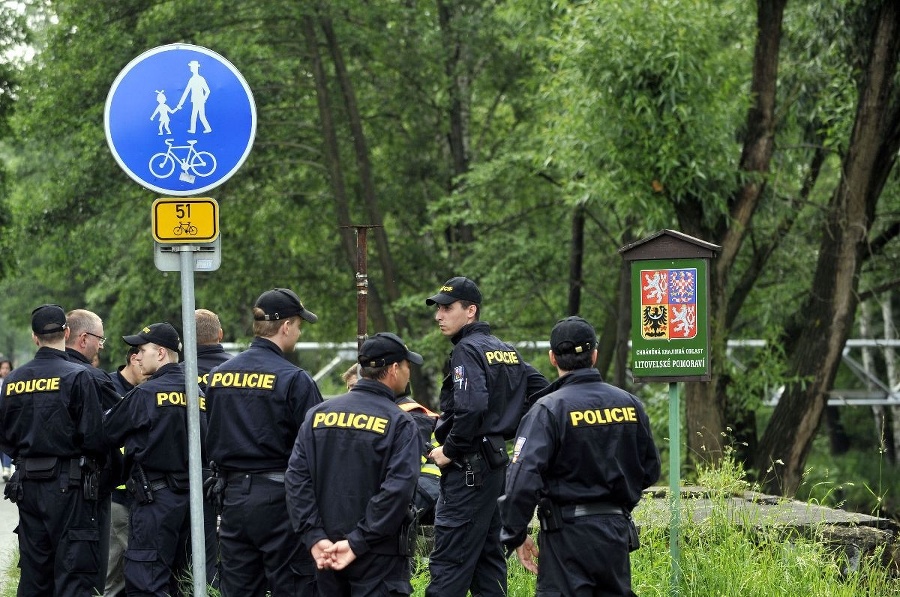 Policajti hľadali telo žiaka,