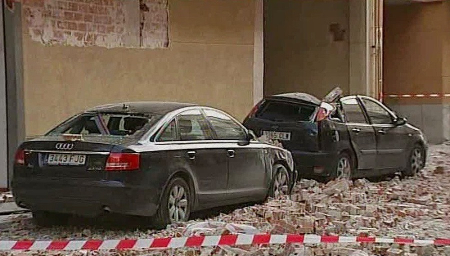 Zemetrasenie zničilo aj autá.