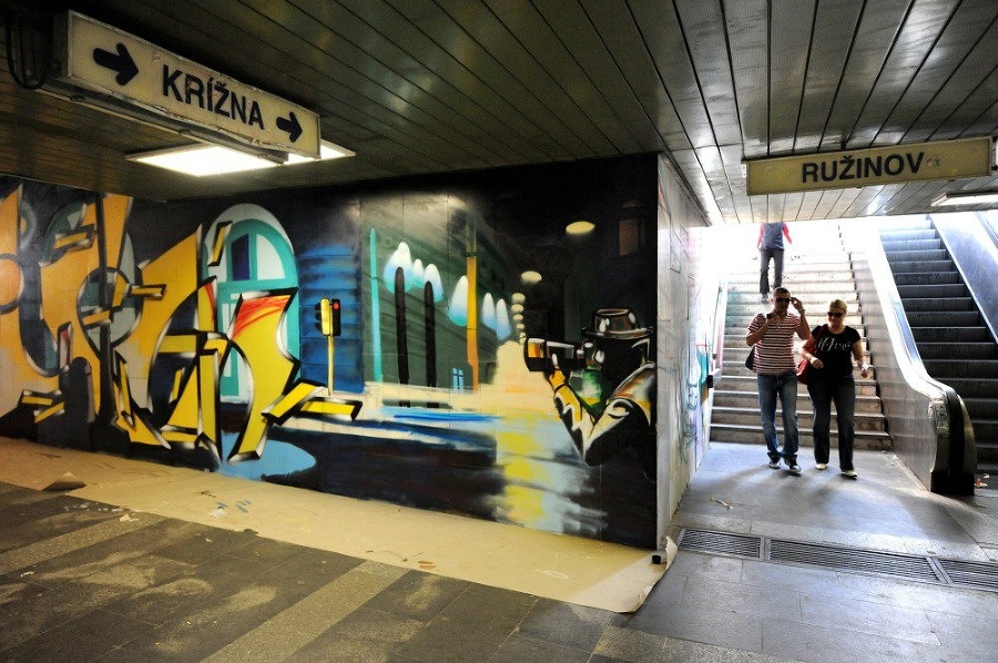 Graffiti s rôznymi motívmi skrášlili podchod na Trnavskom mýte.