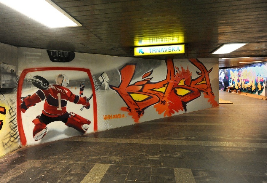 Graffiti s rôznymi motívmi skrášlili podchod na Trnavskom mýte.