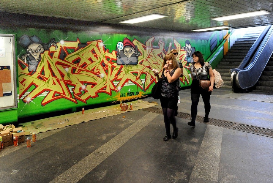 Graffiti s rôznymi motívmi skrášlili podchod na Trnavskom mýte.