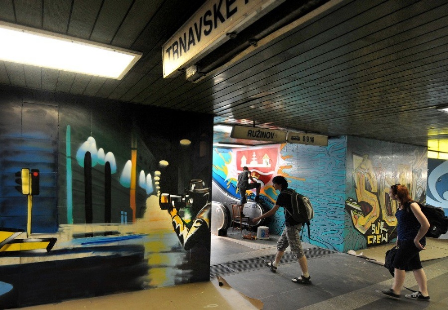 Graffiti s rôznymi motívmi skrášlili podchod na Trnavskom mýte.