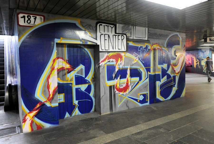 Graffiti s rôznymi motívmi skrášlili podchod na Trnavskom mýte.