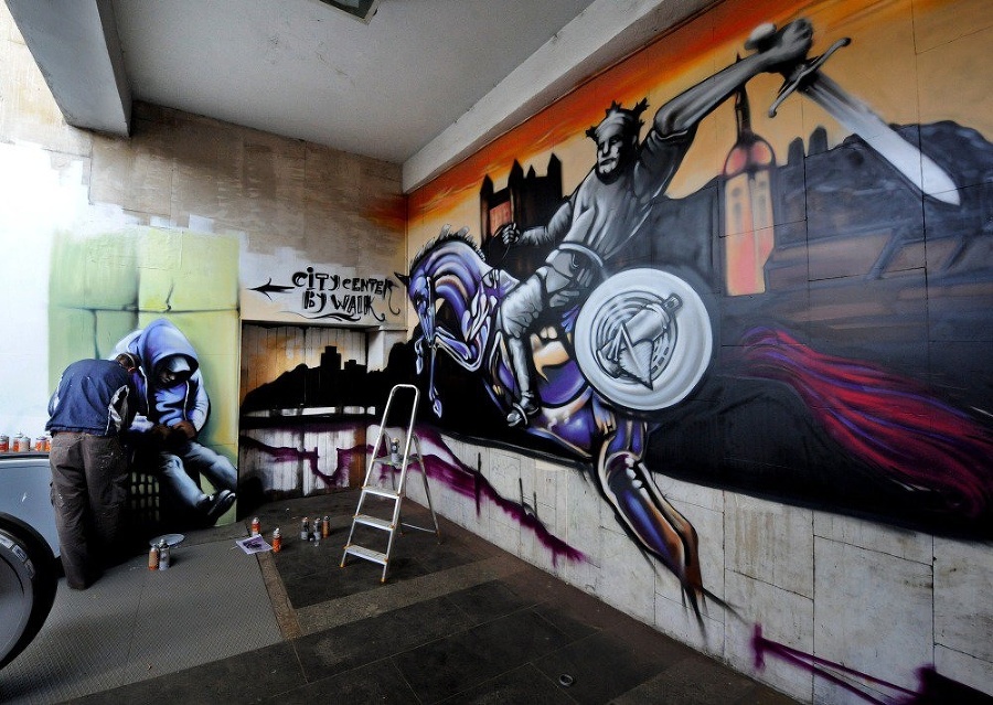 Graffiti s rôznymi motívmi skrášlili podchod na Trnavskom mýte.