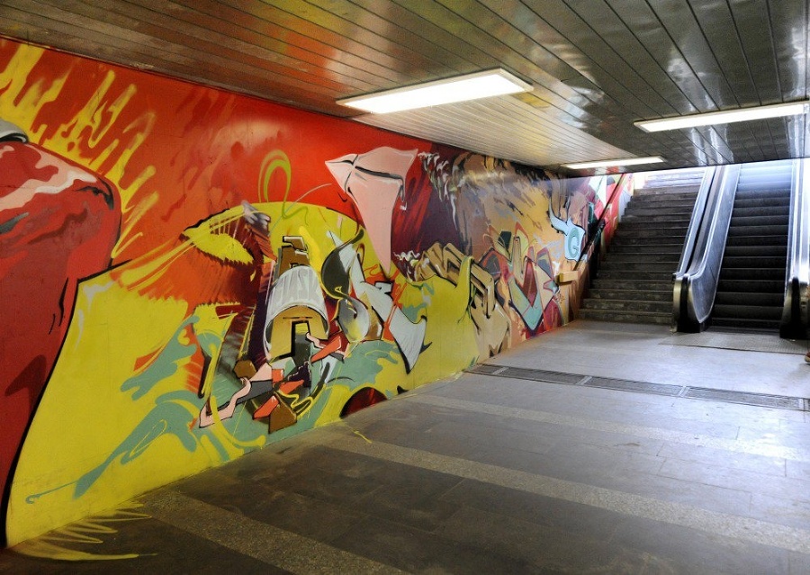 Graffiti s rôznymi motívmi skrášlili podchod na Trnavskom mýte.