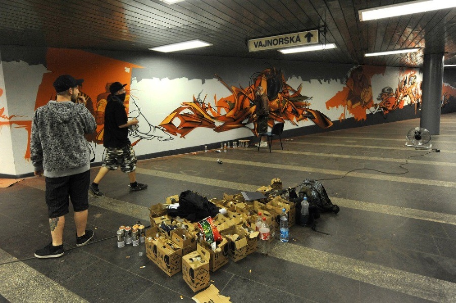 Graffiti s rôznymi motívmi skrášlili podchod na Trnavskom mýte.