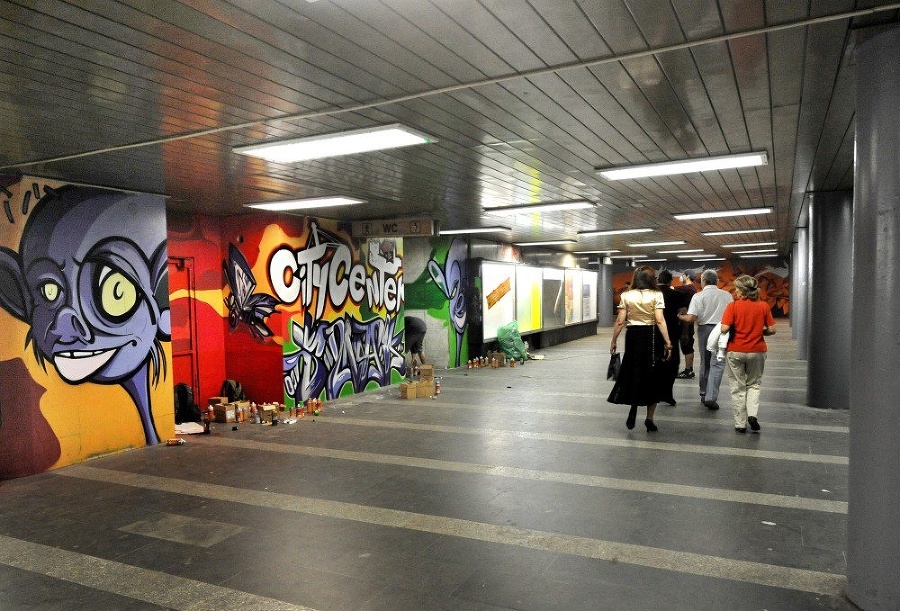 Graffiti s rôznymi motívmi skrášlili podchod na Trnavskom mýte.