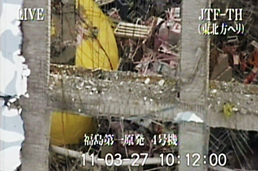 Reaktorový blok číslo 4 japonskej elektrárne Fukušima po ničivej vlne cunami.