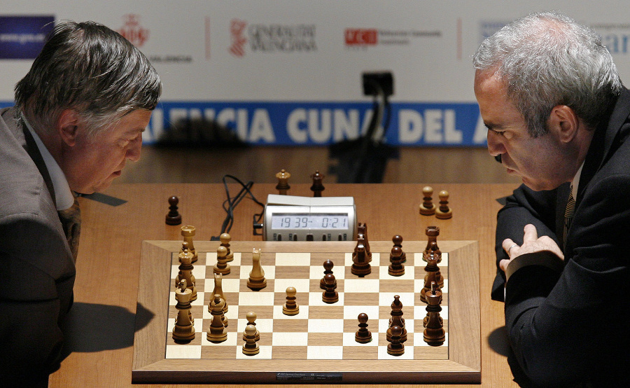 Garry Kasparov (vpravo) a