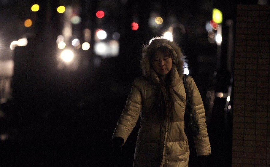 Ulice Japonska ostali tmavé.