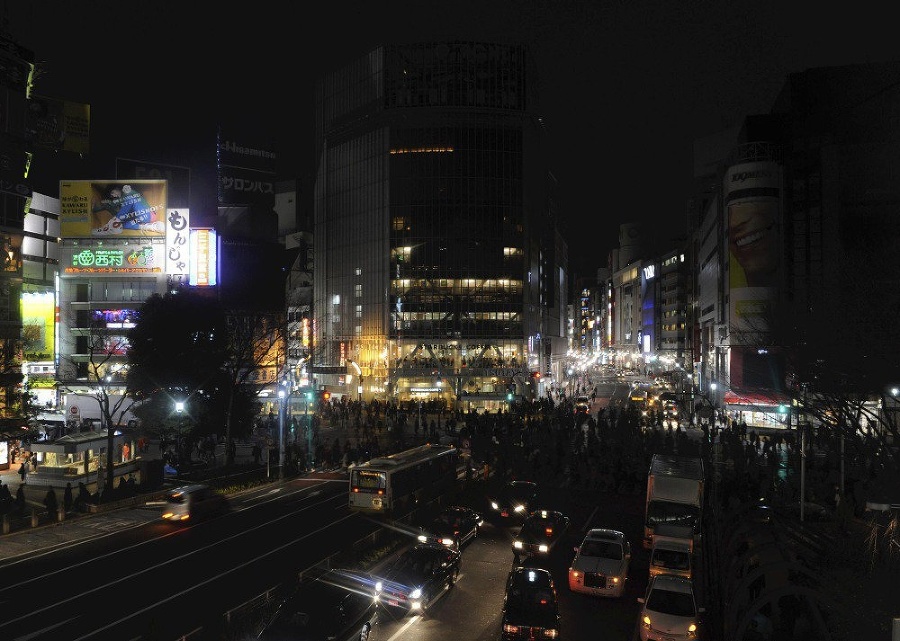 Ulice Japonska ostali tmavé.