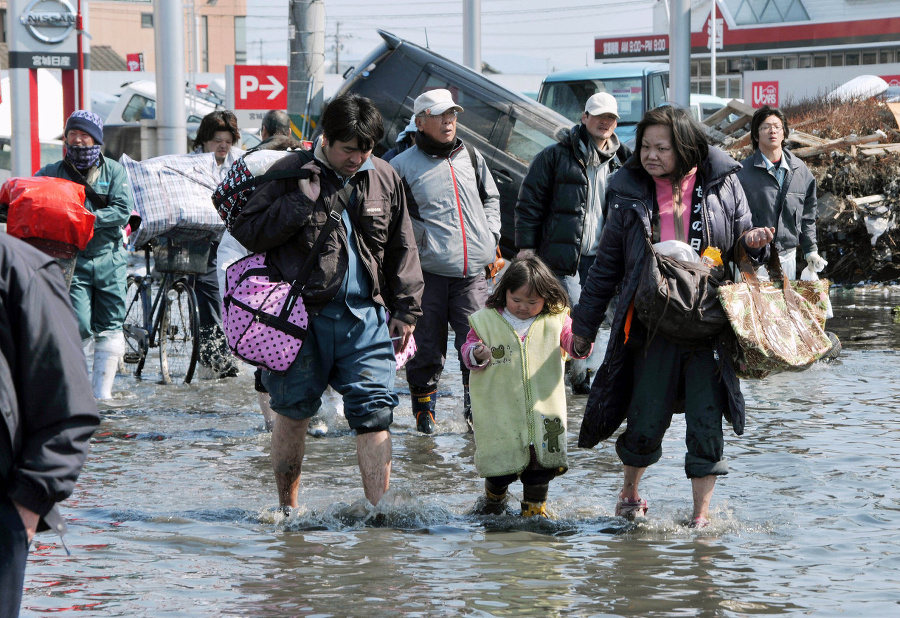 Obyvatelia zaplaveného Ishinomaki.