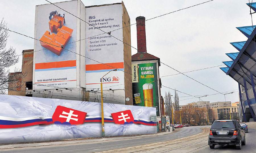 Polozrúcaná budova bývalej sladovne sa nachádza oproti zimnému štadiónu, kde sa budú odohrávať zápasy. Mesto vyčistí okolie, majiteľ musí priestor ohradiť. 