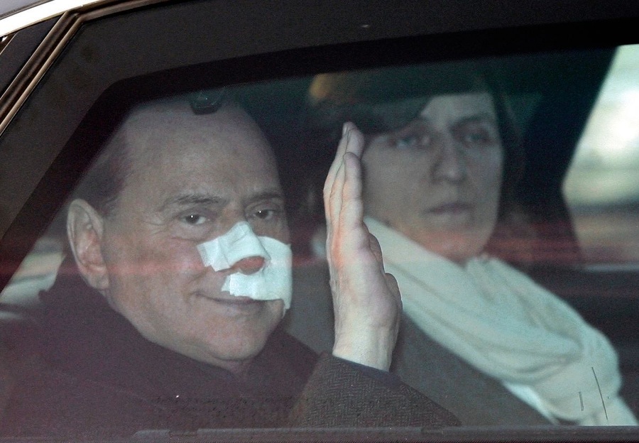 Berlusconiho v decembri 2009