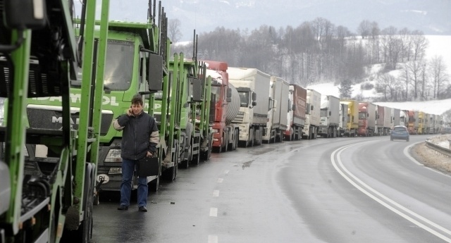 Kamióny na hraničnom prechode