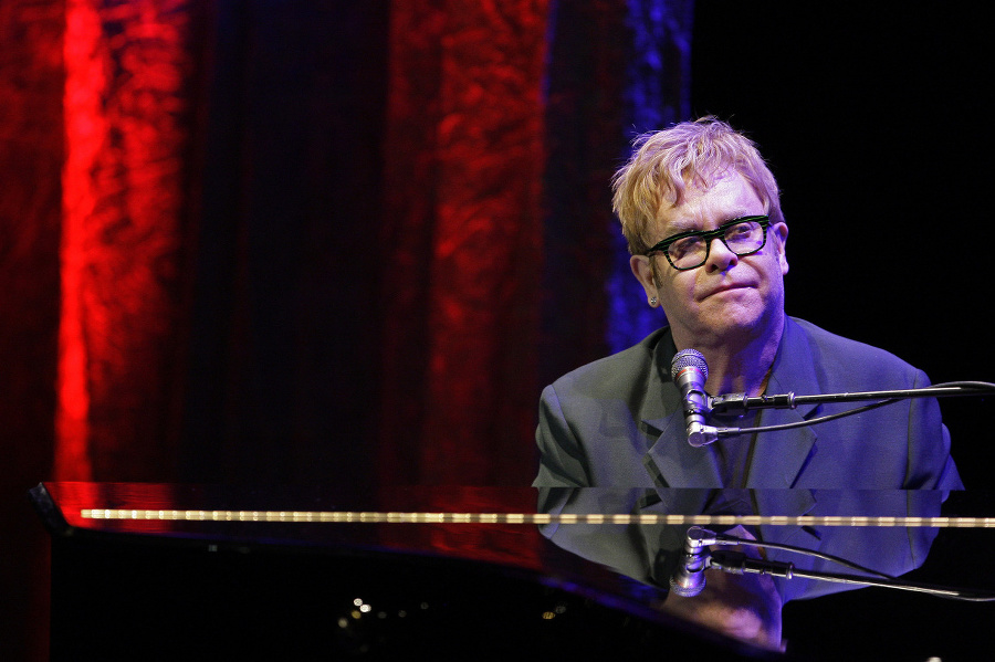 Spevák Elton John.